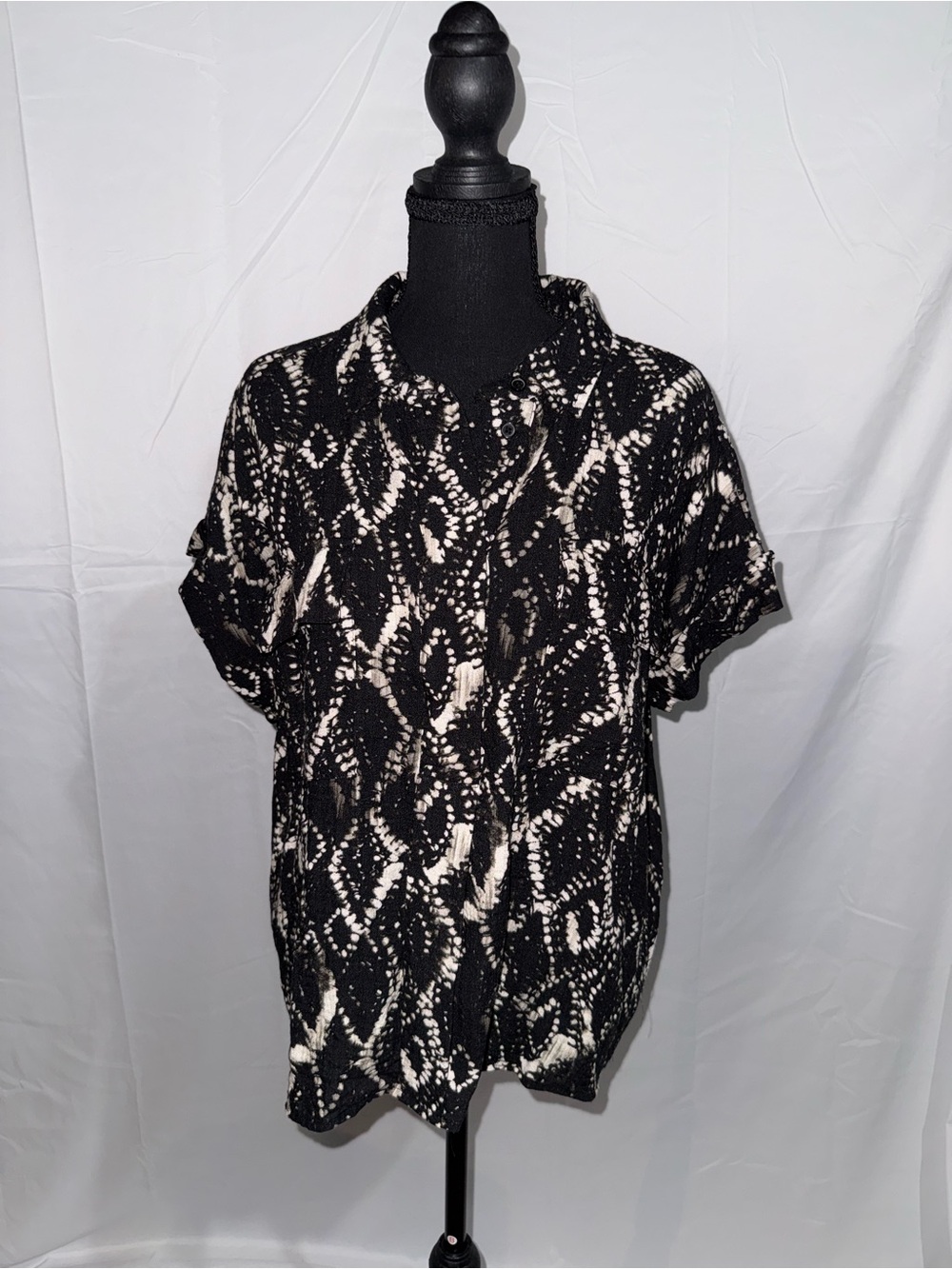 Simply Vera Black and White Abstract Snake Short Sleeve 1/2 Button Front Top